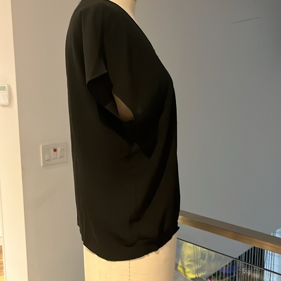 black sleeveless top size Medium - Picture 3 of 5